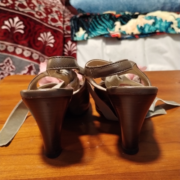 Rada beige/grey heels - Picture 2 of 10